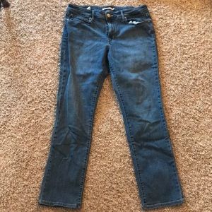 Mid-rise skinny Levi’s!